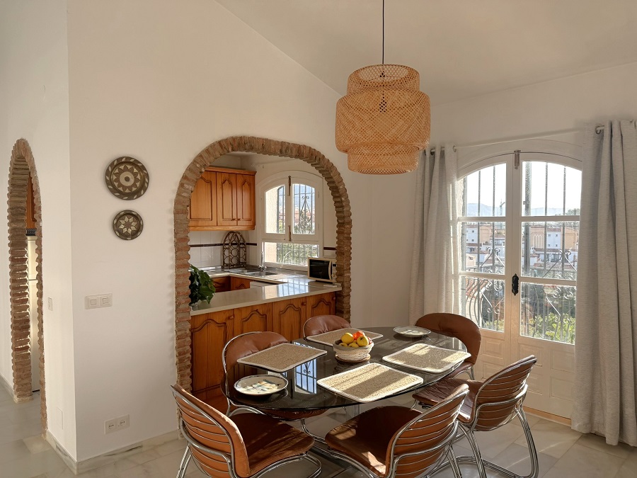 Deze vakantiewoning, geschikt voor 5 personen, is perfect gelegen op loopafstand van het Burriana strand en het centrum van Nerja en heeft mooi zeezicht