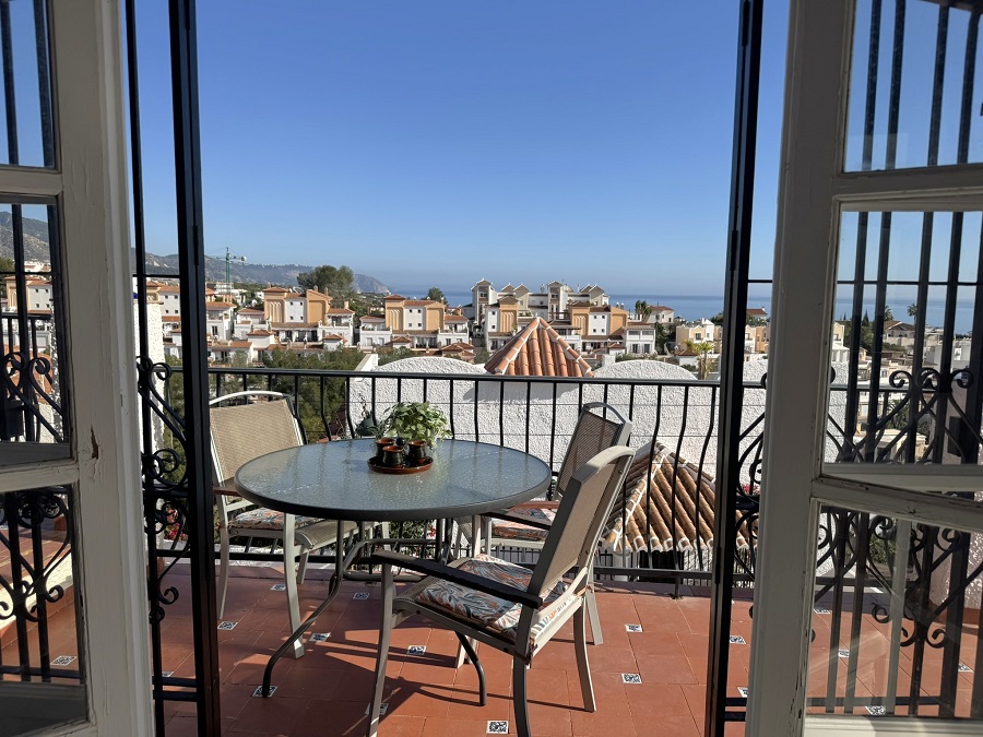 Deze vakantiewoning, geschikt voor 5 personen, is perfect gelegen op loopafstand van het Burriana strand en het centrum van Nerja en heeft mooi zeezicht
