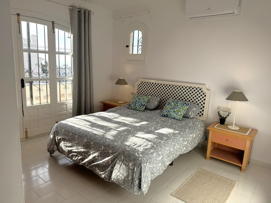 Deze vakantiewoning, geschikt voor 5 personen, is perfect gelegen op loopafstand van het Burriana strand en het centrum van Nerja en heeft mooi zeezicht