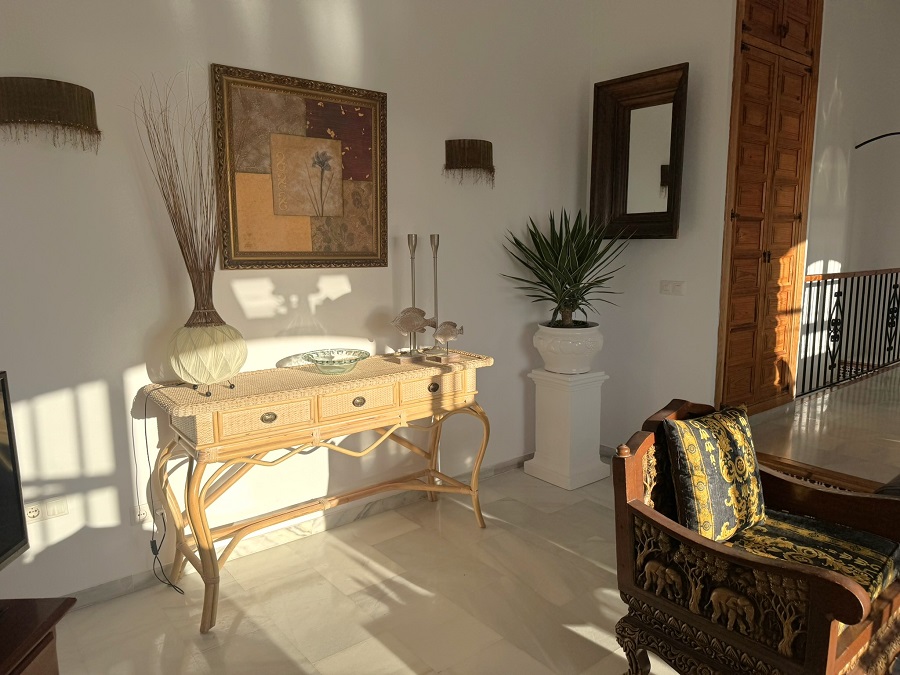 Deze vakantiewoning, geschikt voor 5 personen, is perfect gelegen op loopafstand van het Burriana strand en het centrum van Nerja en heeft mooi zeezicht