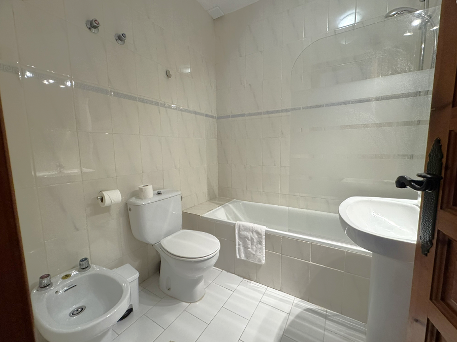 Deze vakantiewoning, geschikt voor 5 personen, is perfect gelegen op loopafstand van het Burriana strand en het centrum van Nerja en heeft mooi zeezicht
