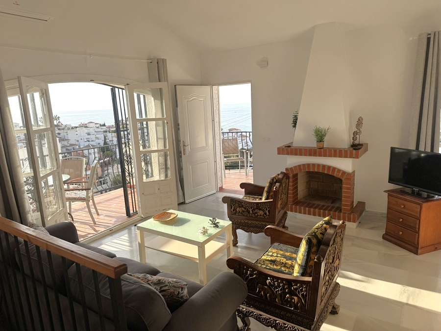 Deze vakantiewoning, geschikt voor 5 personen, is perfect gelegen op loopafstand van het Burriana strand en het centrum van Nerja en heeft mooi zeezicht