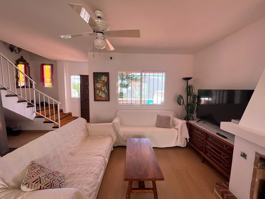 Spacious South Facing Property with Communal Pool in Almijara II Sur