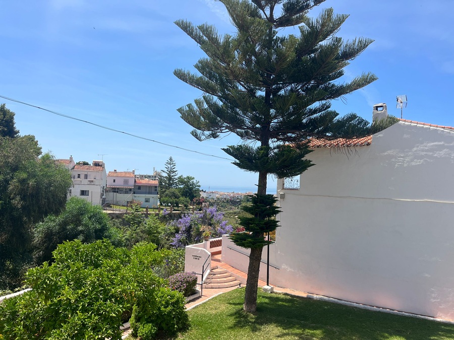 Spacious South Facing Property with Communal Pool in Almijara II Sur