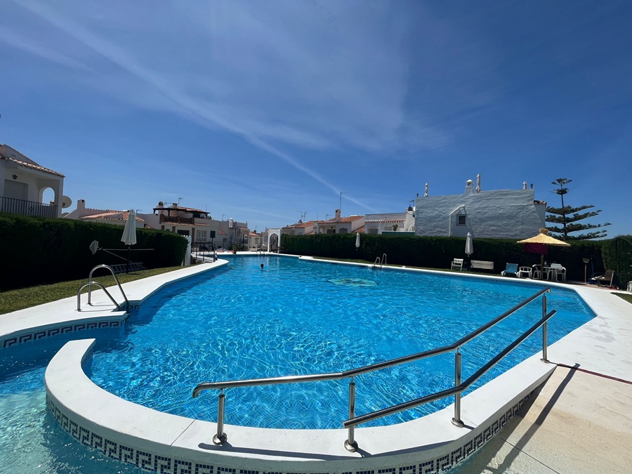Spacious South Facing Property with Communal Pool in Almijara II Sur