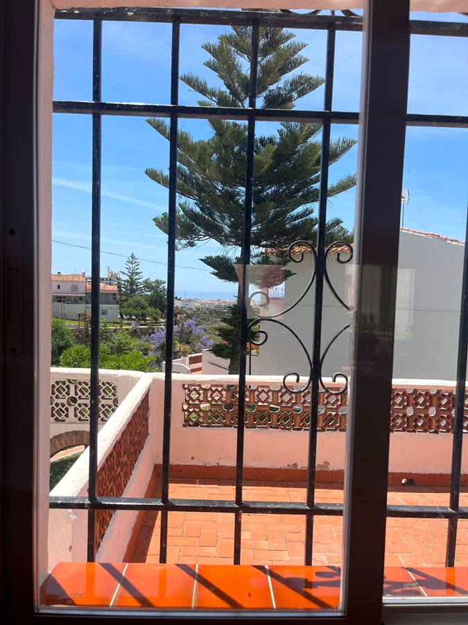 Spacious South Facing Property with Communal Pool in Almijara II Sur