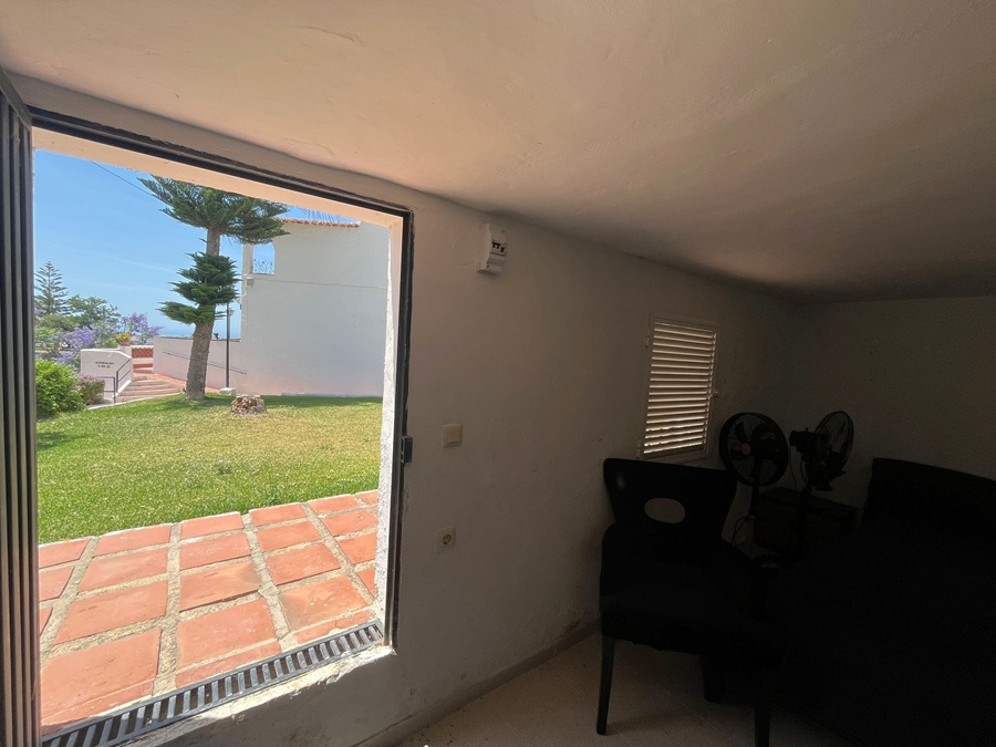 Spacious South Facing Property with Communal Pool in Almijara II Sur