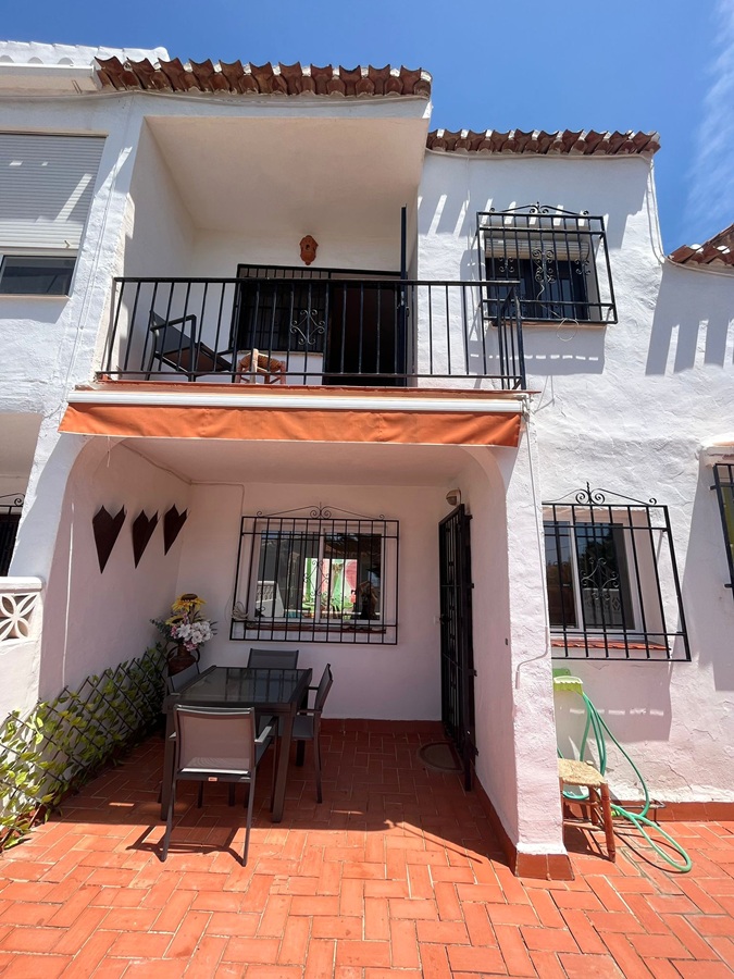 Spacious South Facing Property with Communal Pool in Almijara II Sur