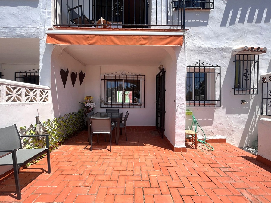 Spacious South Facing Property with Communal Pool in Almijara II Sur