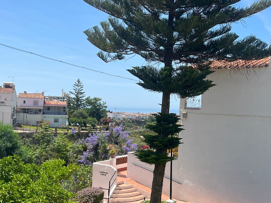Spacious South Facing Property with Communal Pool in Almijara II Sur