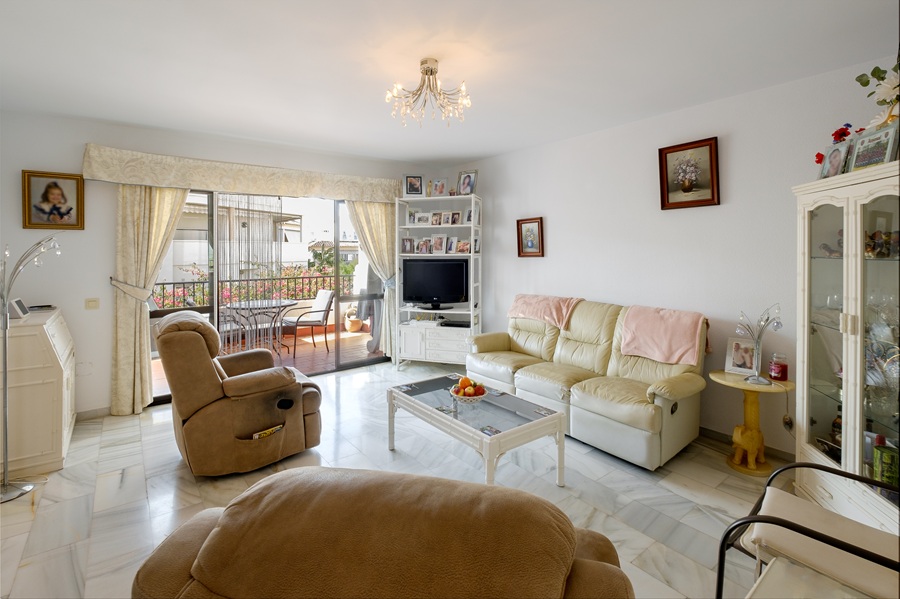 Beautiful apartment with large terrace and communal pool in the Parador area