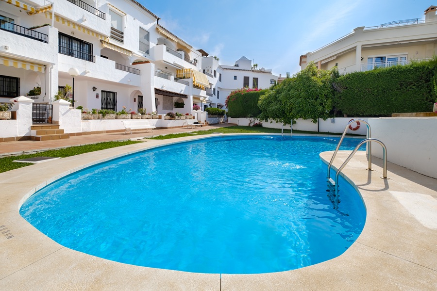 Beautiful apartment with large terrace and communal pool in the Parador area