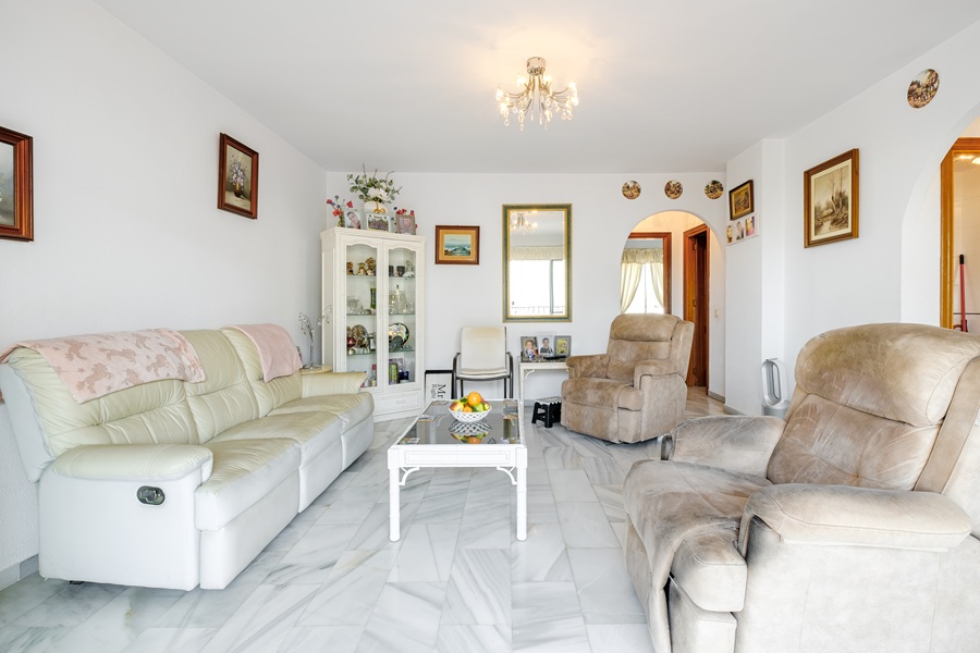 Beautiful apartment with large terrace and communal pool in the Parador area