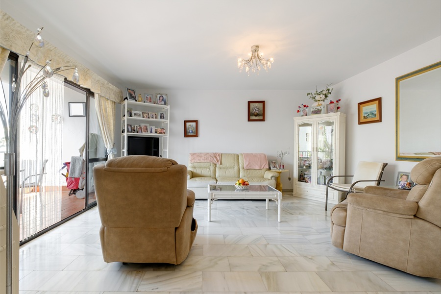 Beautiful apartment with large terrace and communal pool in the Parador area