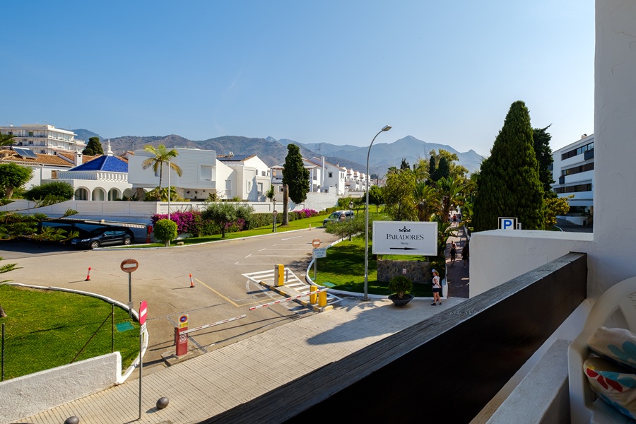 Beautiful apartment with large terrace and communal pool in the Parador area