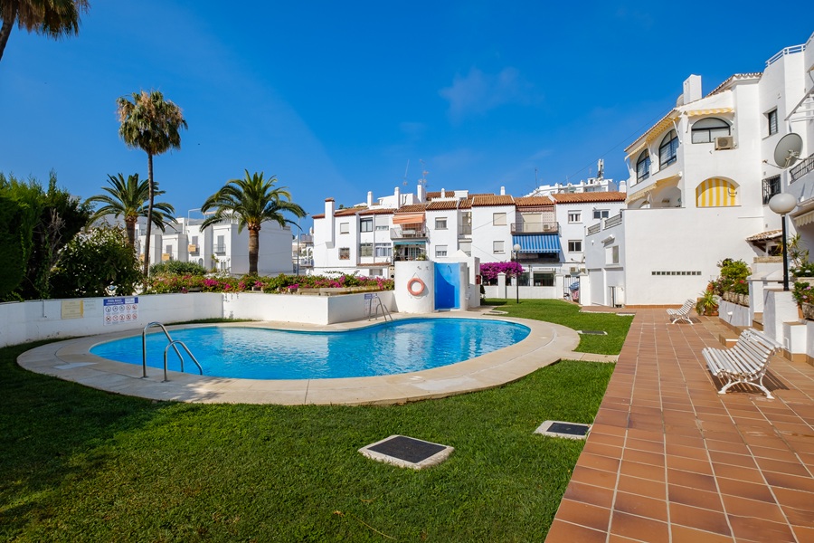 Beautiful apartment with large terrace and communal pool in the Parador area