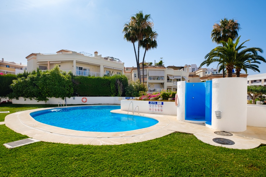 Beautiful apartment with large terrace and communal pool in the Parador area