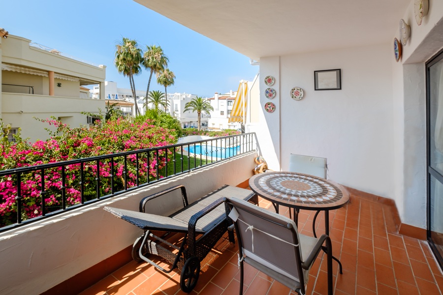 Beautiful apartment with large terrace and communal pool in the Parador area