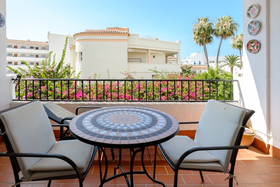 Beautiful apartment with large terrace and communal pool in the Parador area