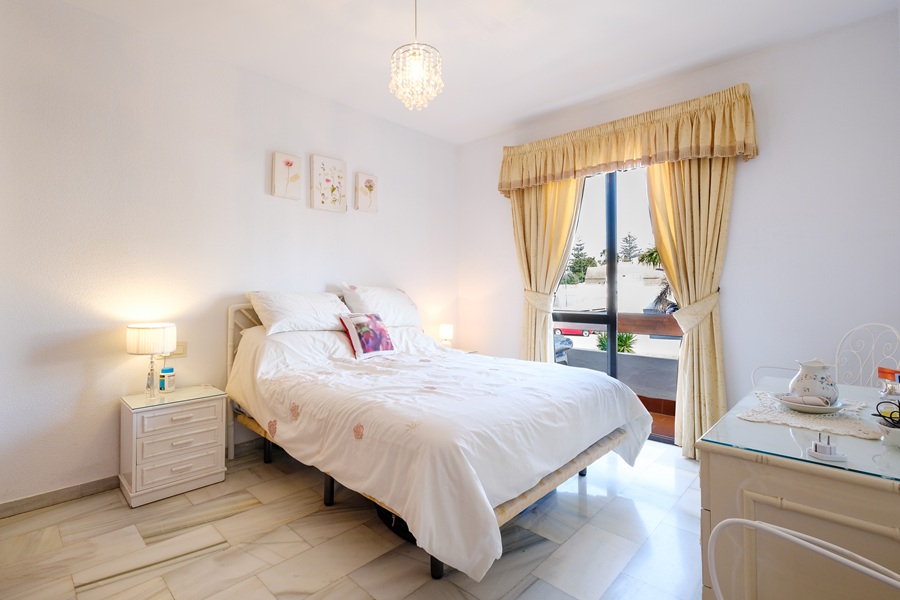 Beautiful apartment with large terrace and communal pool in the Parador area