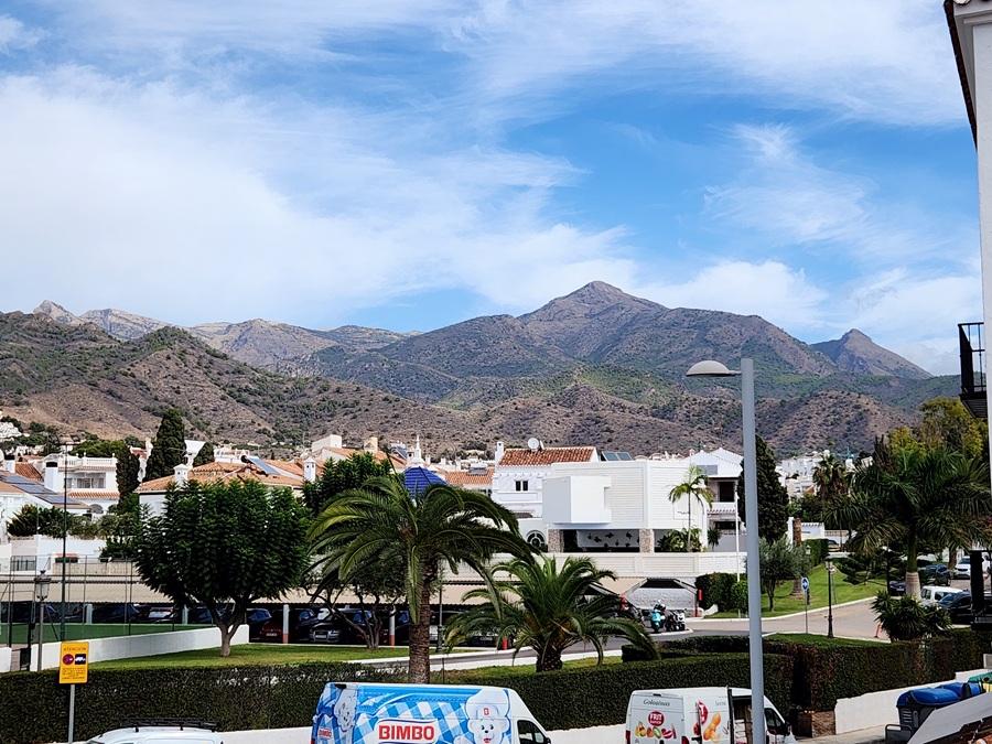 Stor hjørnelejlighed med stor terrasse og 4 soveværelser i Parador-området – Nerja
