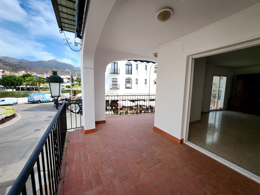 Stor hjørnelejlighed med stor terrasse og 4 soveværelser i Parador-området – Nerja