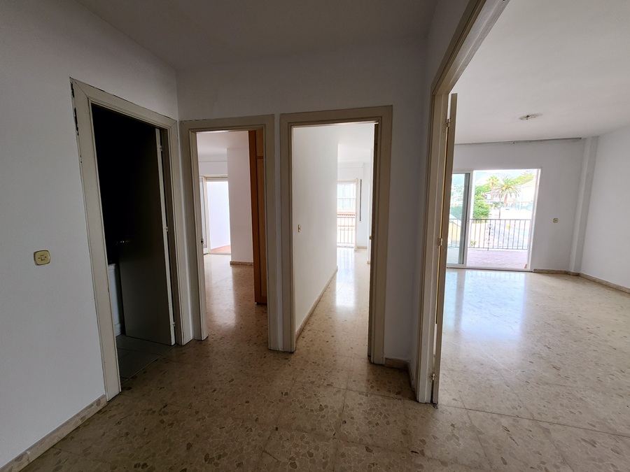 Stor hjørnelejlighed med stor terrasse og 4 soveværelser i Parador-området – Nerja