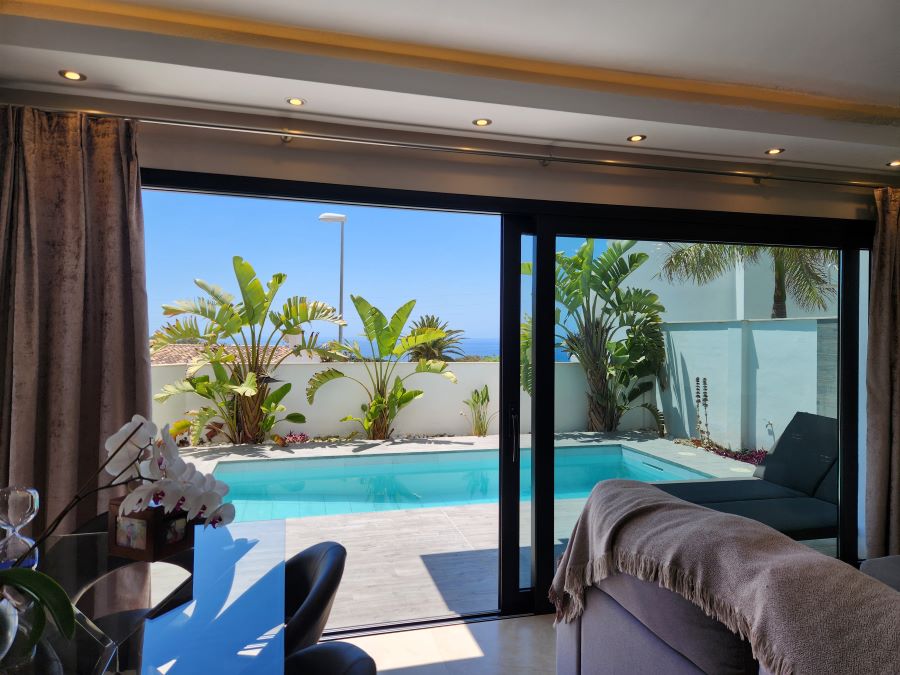 Moderne villa i Nerja med havudsigt, privat pool og stor terrasse