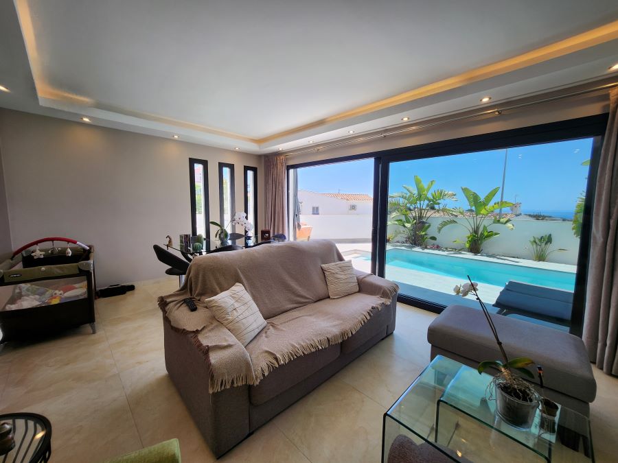 Moderne villa i Nerja med havudsigt, privat pool og stor terrasse