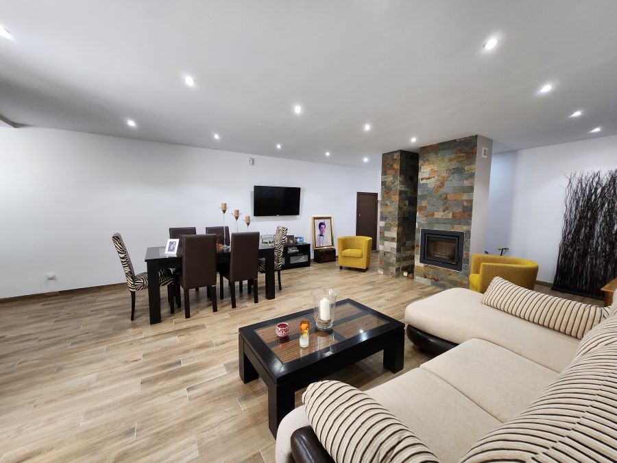 Moderne villa i Nerja med havudsigt, privat pool og stor terrasse