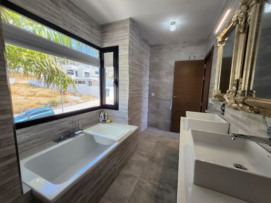 Moderne villa i Nerja med havudsigt, privat pool og stor terrasse