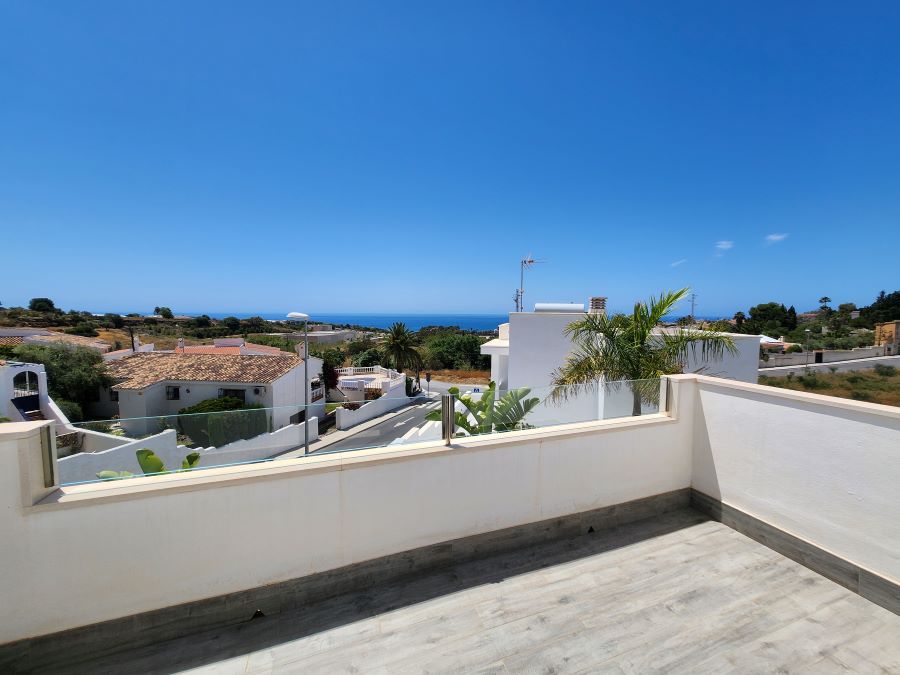 Moderne villa i Nerja med havudsigt, privat pool og stor terrasse