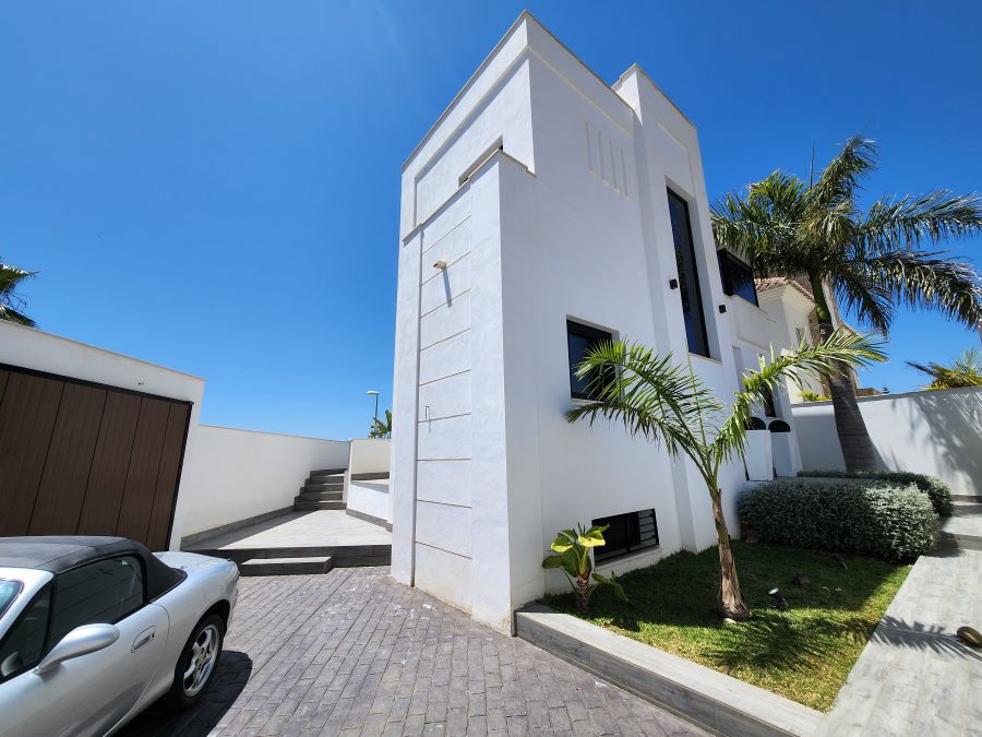 Moderne villa i Nerja med havudsigt, privat pool og stor terrasse