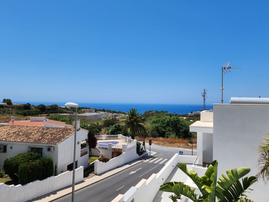 Moderne villa i Nerja med havudsigt, privat pool og stor terrasse