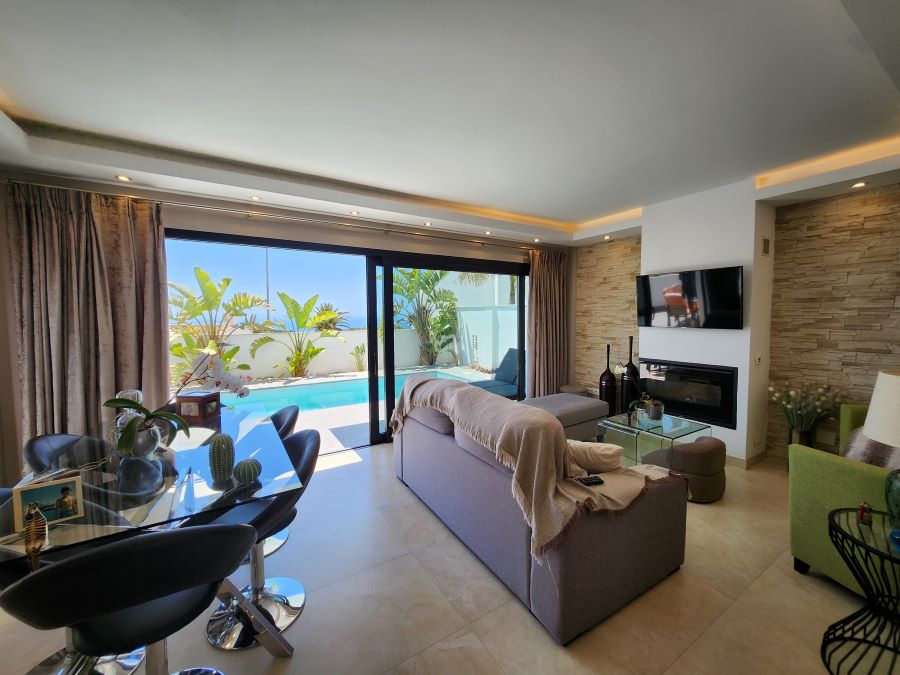Moderne villa i Nerja med havudsigt, privat pool og stor terrasse