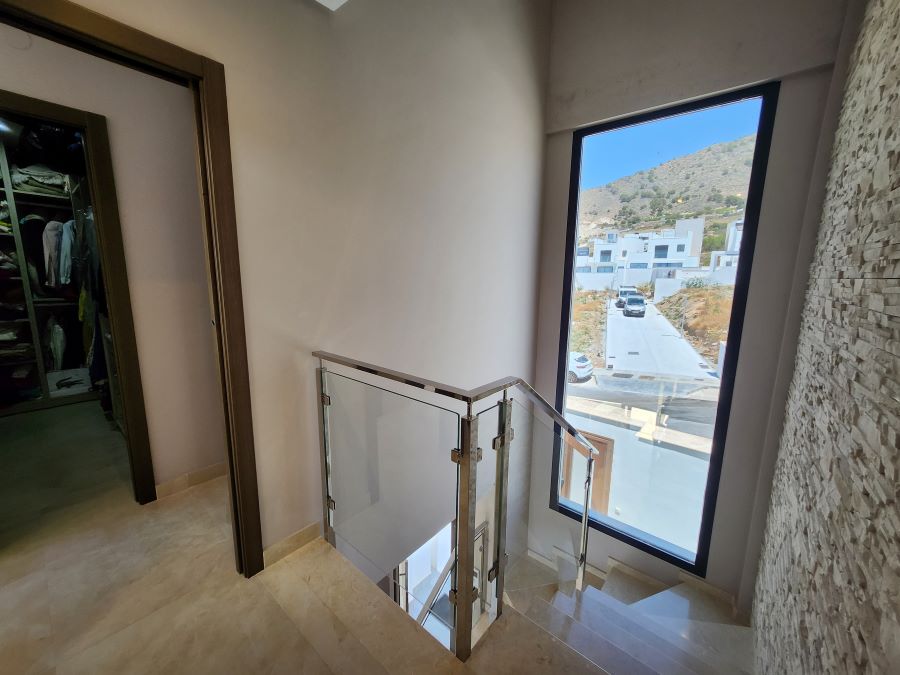 Moderne villa i Nerja med havudsigt, privat pool og stor terrasse