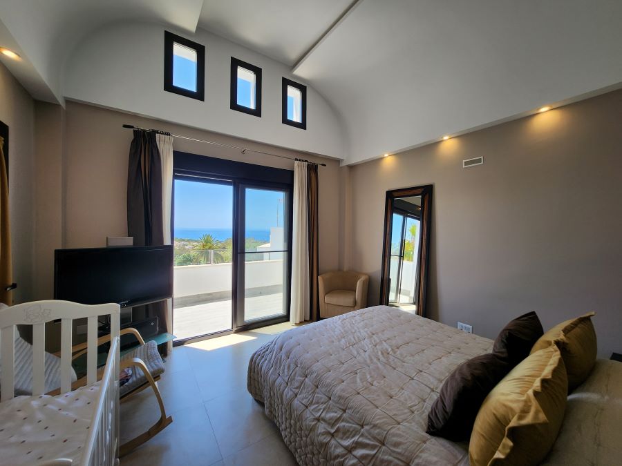 Moderne villa i Nerja med havudsigt, privat pool og stor terrasse