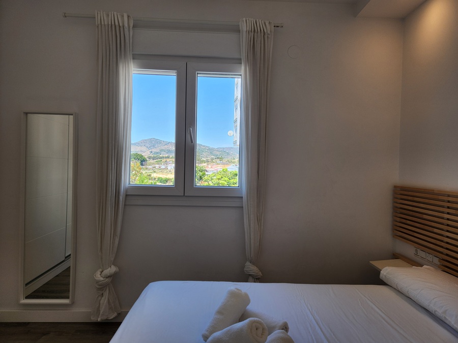 Moderne renoveret lejlighed med terrasse og udsigt i hjertet af Nerja