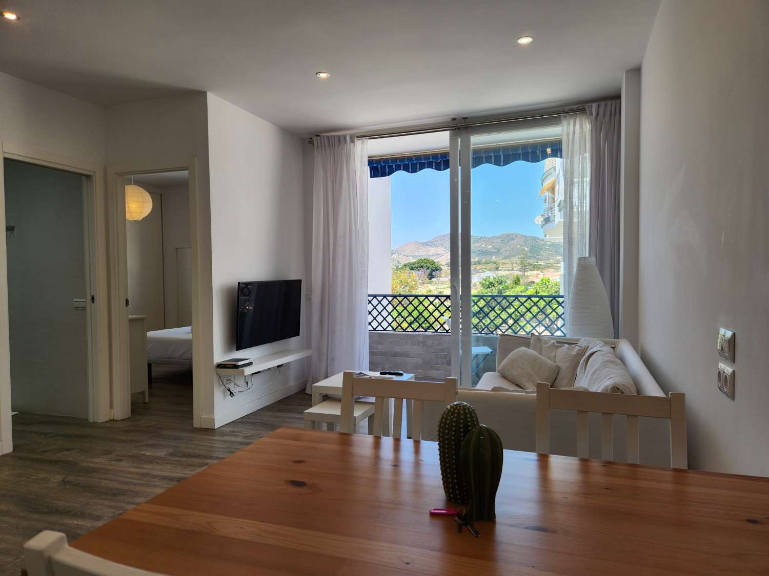 Moderne renoveret lejlighed med terrasse og udsigt i hjertet af Nerja