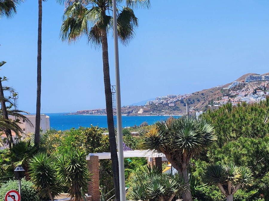 Moderne renoveret lejlighed med terrasse og udsigt i hjertet af Nerja