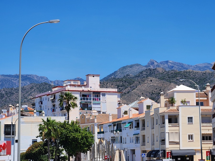 Moderne renoveret lejlighed med terrasse og udsigt i hjertet af Nerja