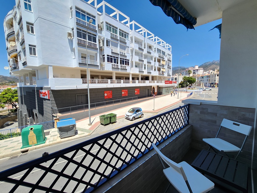 Moderne renoveret lejlighed med terrasse og udsigt i hjertet af Nerja