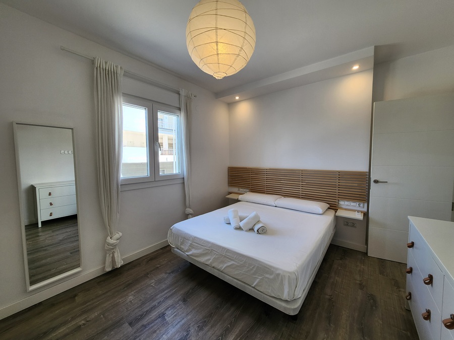 Moderne renoveret lejlighed med terrasse og udsigt i hjertet af Nerja