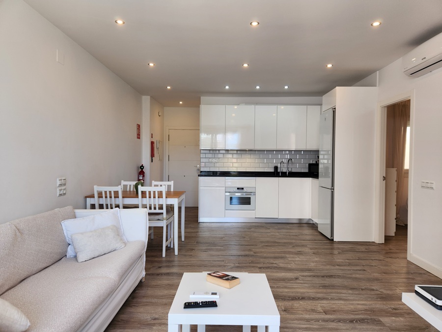 Moderne renoveret lejlighed med terrasse og udsigt i hjertet af Nerja