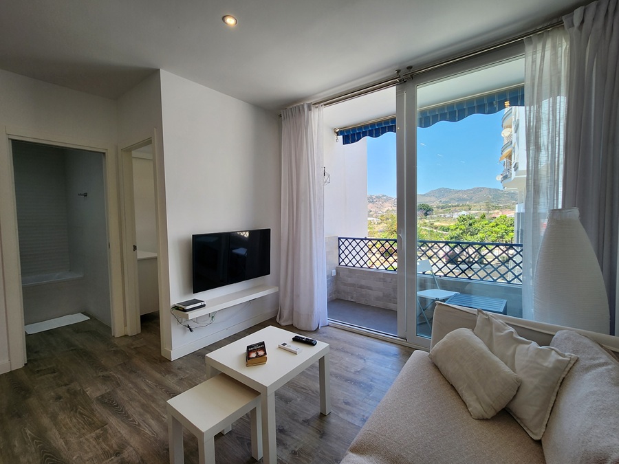 Moderne renoveret lejlighed med terrasse og udsigt i hjertet af Nerja