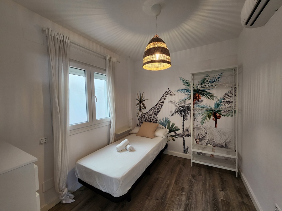 Moderne renoveret lejlighed med terrasse og udsigt i hjertet af Nerja