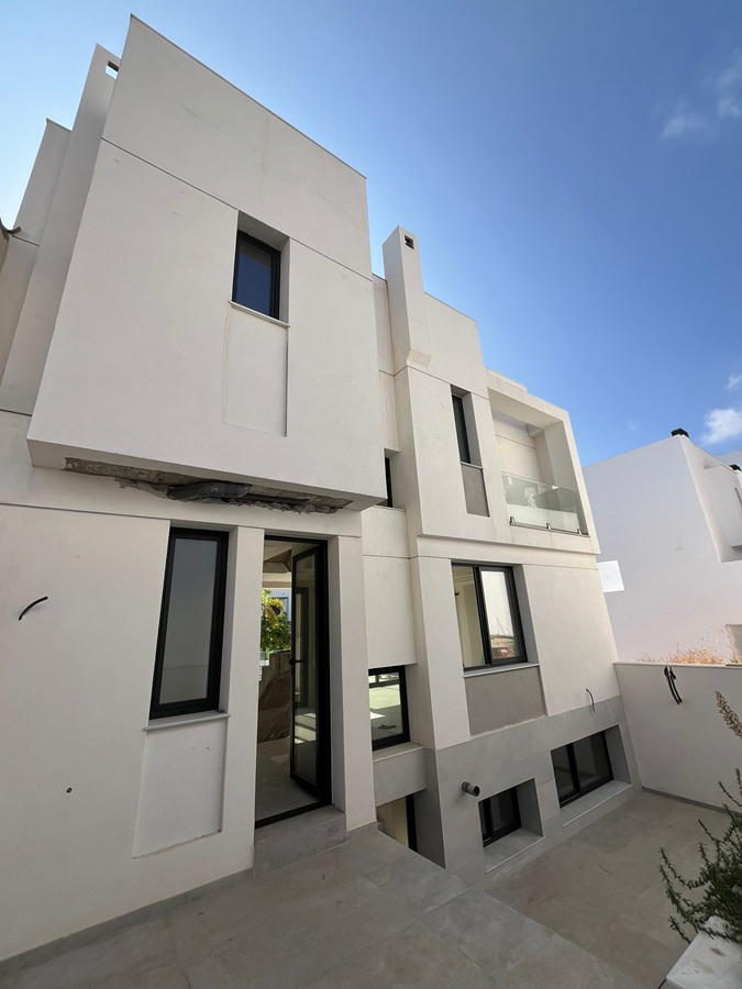 Moderne nieuwbouw rijtjes villa met privé zwembad in La Exótica, Nerja.