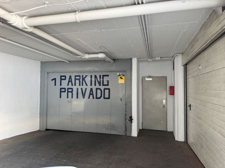 Parkeerplaats te koop in de overdekte parkeergarage bij het Balcón de Europa in Nerja.