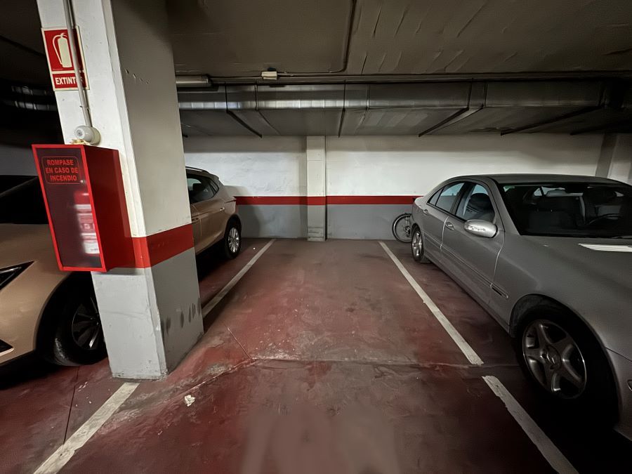 Parkeerplaats te koop in de overdekte parkeergarage bij het Balcón de Europa in Nerja.