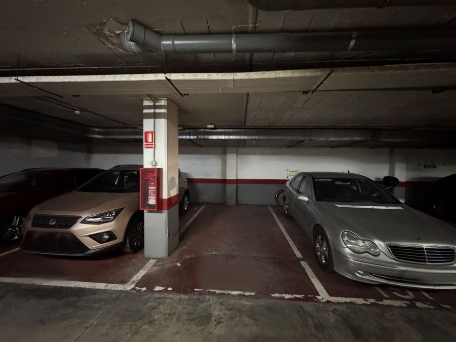 Parkeerplaats te koop in de overdekte parkeergarage bij het Balcón de Europa in Nerja.